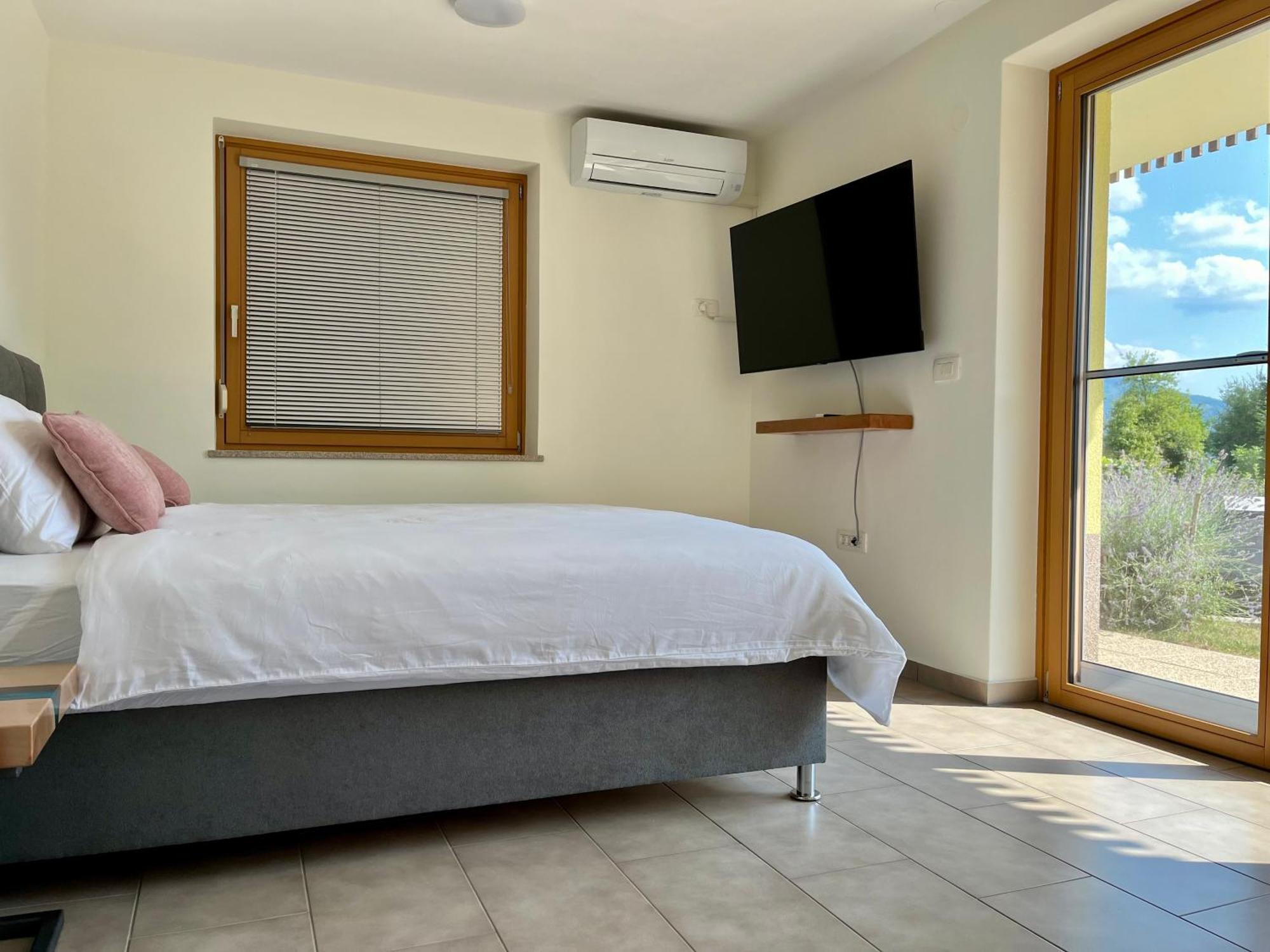 Cozy & Chic - Apartment With A Private Patio Kobarid Exteriér fotografie